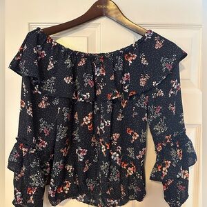 Sanctuary size XXS off the shoulder top. Fits like XXS/XS.